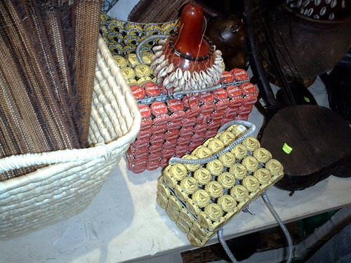 瓶のキャップで作ったバッグ　Bags made by bottle caps in Expo 2005