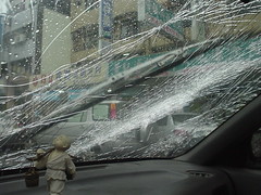 砸毀的擋風玻璃-2