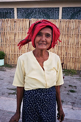 vrouw met rode hoofddoek Birma 2000